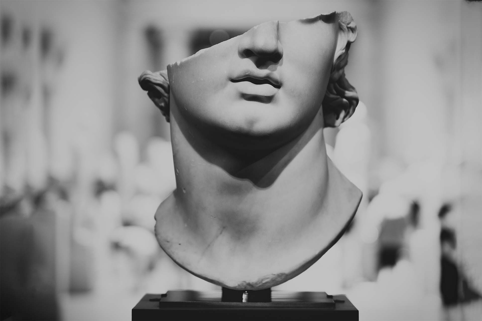 Tête colossale d'un jeune, vestige d'une statue grecque, exposée au Metropolitan Museum of Art de New York. Photo par Levi Meir Clancy